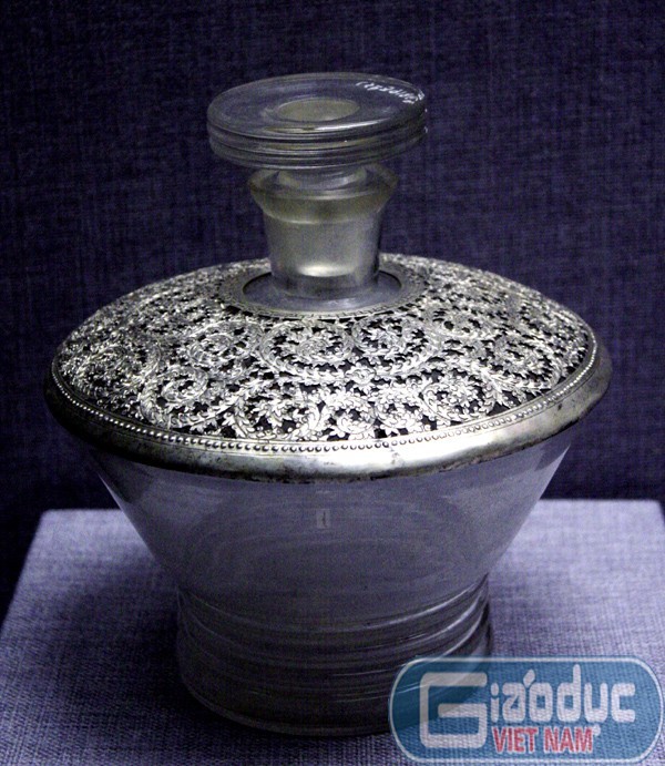 Một loại bình thủy tinh bọc bạc quí hiếm của cung đình triều Nguyễn còn được lưu giữ